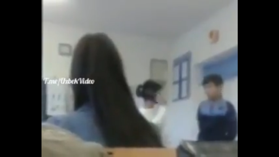 Студентті аяқ киімімен ұрған оқытушы қызметінен босатылды (видео)